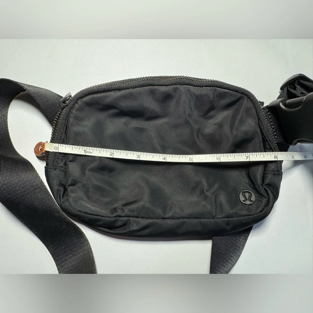 Lululemon Everywhere Belt Bag 1L Unisex used-good condition - Picture 3 of 6